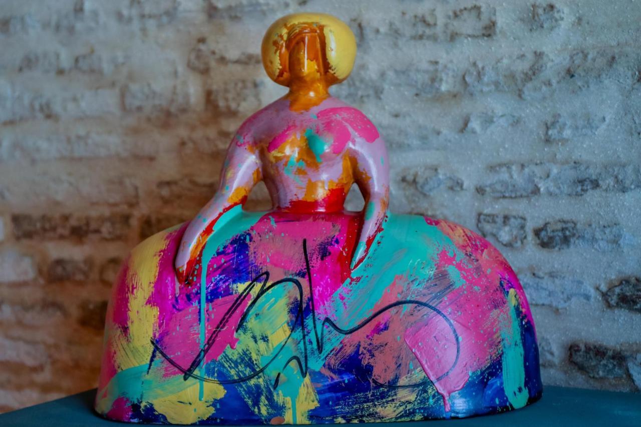Hotel Lobby Севилья Экстерьер фото A sculpture by artist and designer, Mark Harris